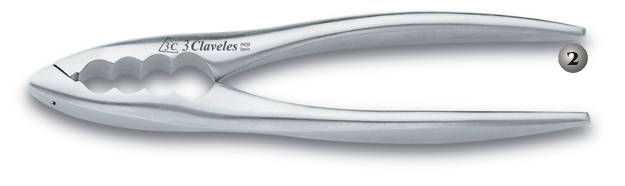 FORGED PROFESSIONAL NUTCRACKERS.TRES CLAVELES.