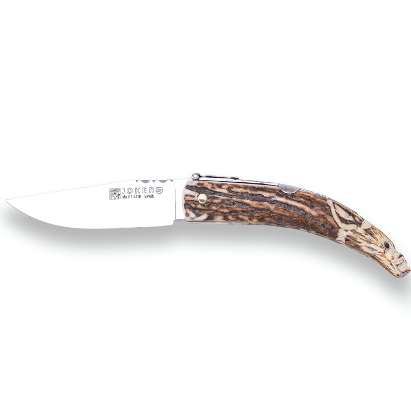 COUTEAU À POINTE DE CERF SCULPTÉ À LA MAIN AVEC SANGLIER, LAME DE 8 CM. ÉTUI INCLUS.