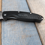 Couteau en acier résistant SPYDERCO à bord lisse