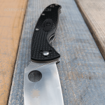 Couteau en acier résistant SPYDERCO à bord lisse