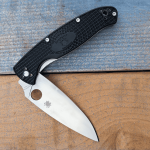 Couteau en acier résistant SPYDERCO à bord lisse