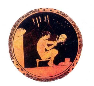 Cerámica griega con artesano confeccionando casco corintio