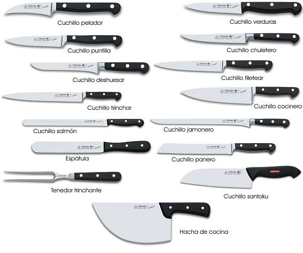 Diferentes tipos de cuchillos, hachas, espátulas y tenedores tres claveles
