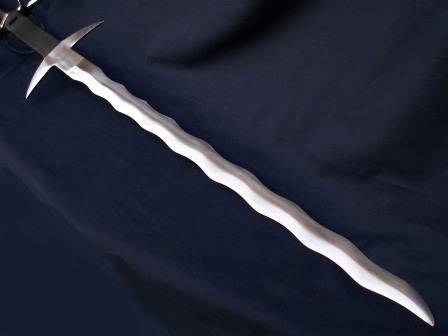 La espada flamígera tiene forma ondulada imitando el movimiento del fuego